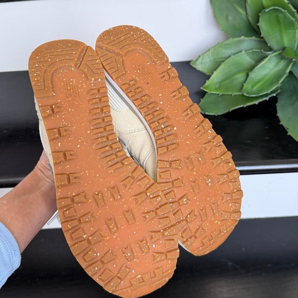 New Balance 584 women’s 8.5 neutral sneaker gym shoes - Picture 8 of 8